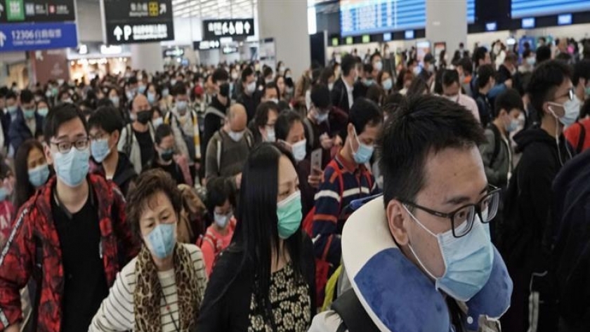 مواطنون ينتظرون في مطار بكوريا الجنوبية - أرشيفية