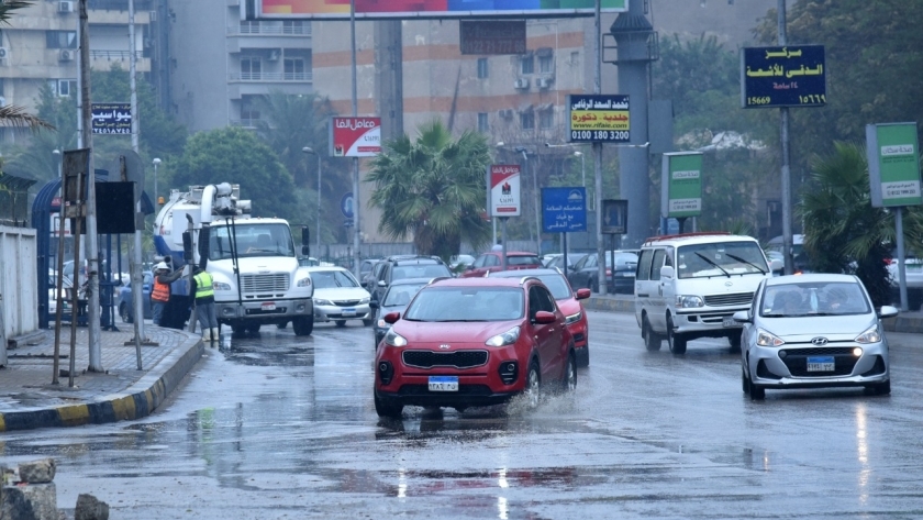 مياه الأمطار تغرق شوارع الجيزة