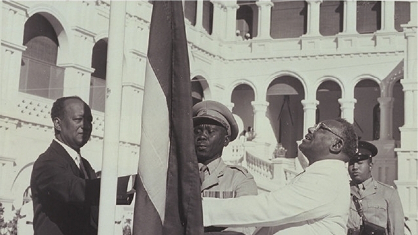 رفع العلم السوداني على القصر الجمهوري في 1 يناير 1956