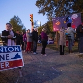أمريكيون أثناء ذهابهم للإدلاء بأصواتهم فى الانتخابات الأمريكية أمس «أ. ف. ب»