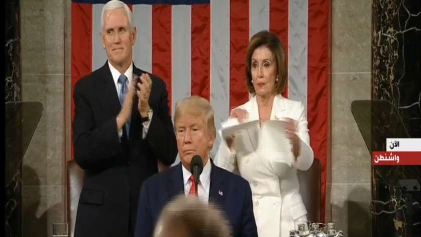 نانسي بيلوسي رئيسة مجلس النواب تمزق خطاب الرئيس الأمريكي دونالد ترامب