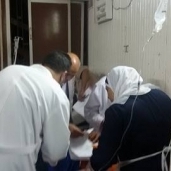 جانب من علاج المصابين في حوادث الطرق ببني سويف