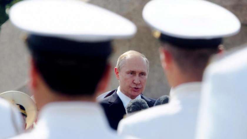 الرئيس الروسي فلاديمير بوتين خلال مراسم لرفع العلم في موسكو