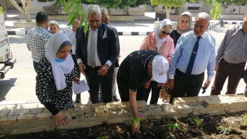 رئيس جامعة الأزهر يزرع الأشجار