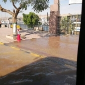 كسر بخط مياه رئيسي يغرق شارع كورنيش النيل بأسوان