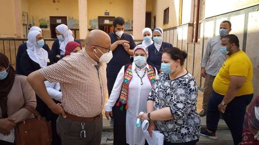 جانب من جولة وكيل وزارة الصحة ببني سويف بمستشفى الحميات