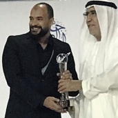 أحمد العميد أثناء تسلم الجائزة