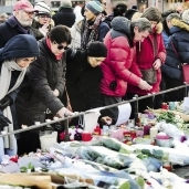 فرنسيون يضيئون الشموع تحية لضحايا «ستراسبورج» «أ.ف.ب»