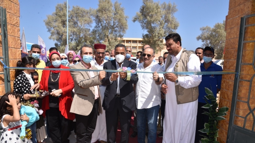 محافظ مطروح خلال افتتاح الوحدة الصحية في قرية أم الرخم
