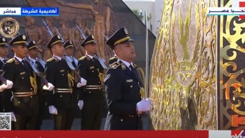 الرئيس السيسي يضع أكليلا من الزهور على النصب التذكاري لشهداء الشرطة