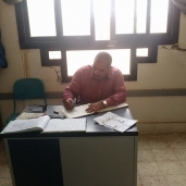 الدكتور سمير النيلى خلال تفقده مدرسة النصر الابتدائية وتوقيعه فى دفتر الحضور والانصراف
