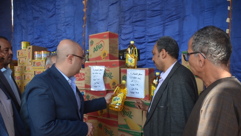افتتاح أول معرض ضمن مبادرة تخفيض أسعار السلع في قرية ببني سويف