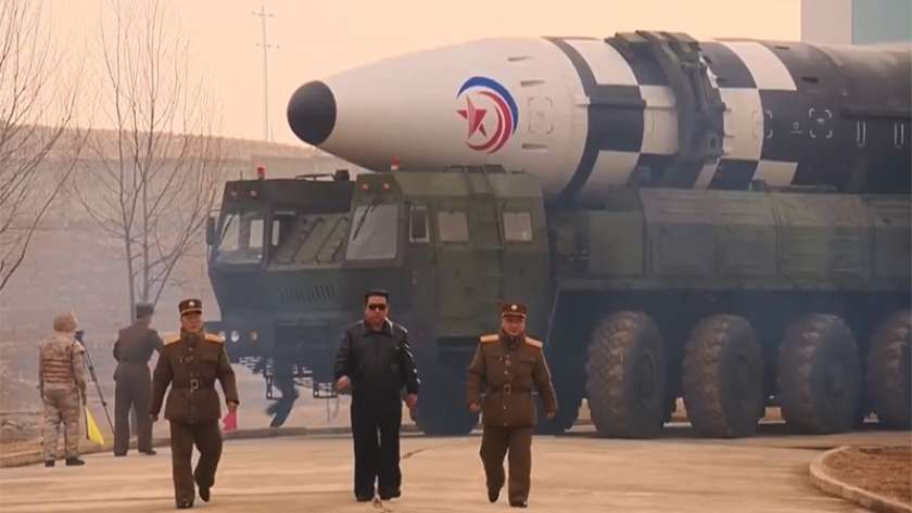 زعيم كوريا الشمالية يستعرض أحد صواريخها الجديدة