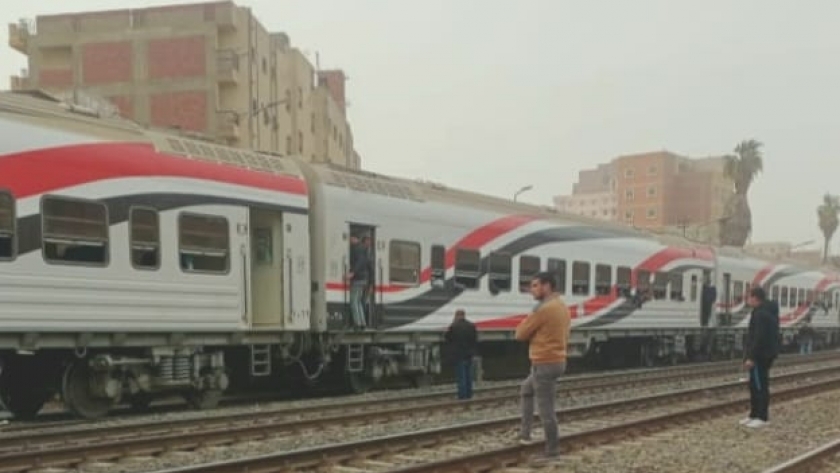 تصاعد أدخنة من قطار الإسكندرية بمحطة قليوب