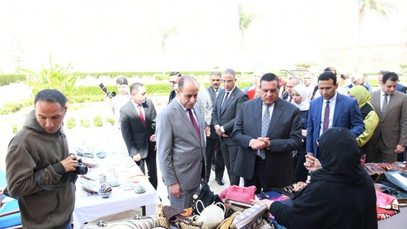 وزير التنمية المحلية يتفقد معرض أيادي مصر