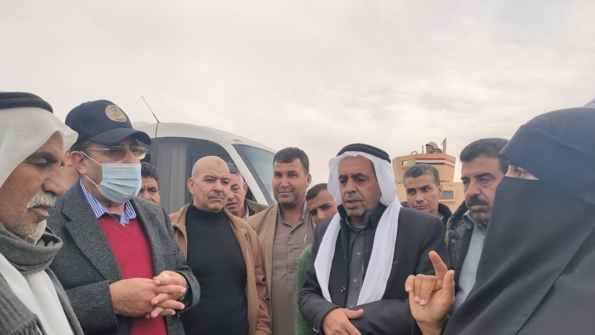 محافظ شمال سيناء يلتقي الأهالي