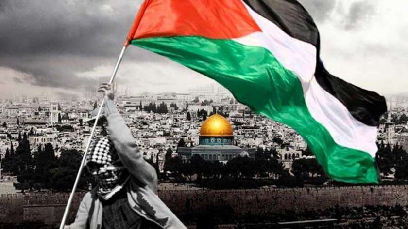 العلم والشال رمزا نضال الشعب الفلسطيني