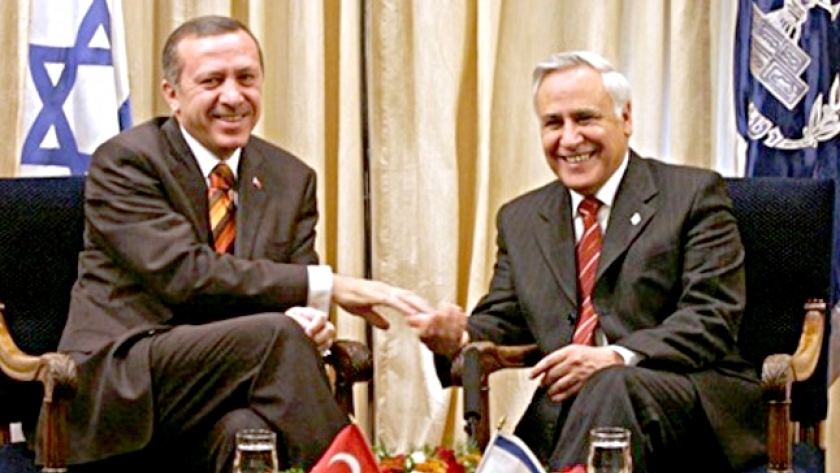 أردوغان مع رئيس إسرائيل الأسبق موشيه كتساف