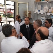 محافظ الاسكندرية خلال افتتاح مبنى العيادات الخارجية الجديد لمستشفى الحميات