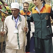 أعضاء الحملة مع أحد جامعى القمامة