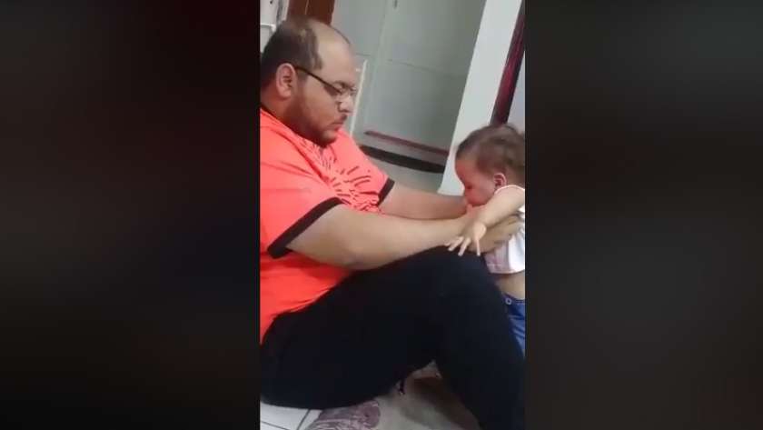 مقطع فيديو الأب الذي يقوم بتعذيب طفلته