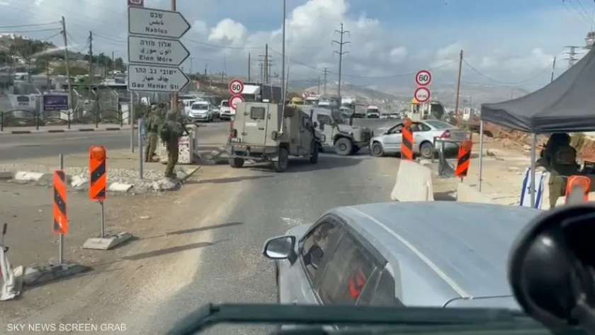 آلية عسكرية إسرائيلية تدفع مركبة فلسطيني ثم تنقلب معها
