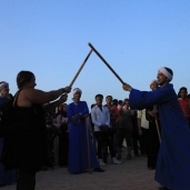 زوار أبو سمبل يشاركون بالرقص على الأنغام المصرية