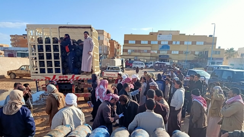 زحام المواطنين فى مطروح على اسطوانات البوتاجاز خلال توزيعها تحت اشراف مفتشى التموين
