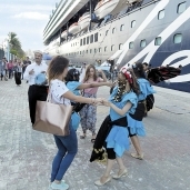 استقبال السائحين بالتنورة والزفة الإسكندرانى فى ميناء الإسكندرية