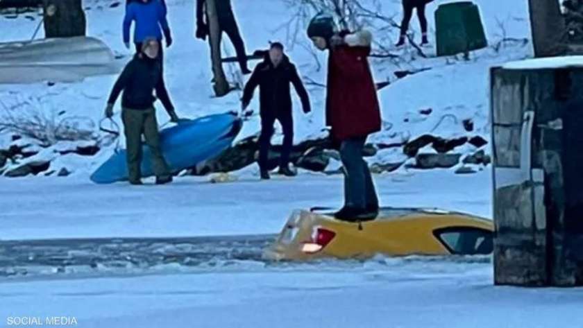 غرق سيارة في نهر الجليدي فى كندا