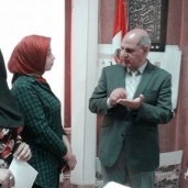 رئيس جامعة كفر الشيخ يكرم طالبتين بالمتفوقين