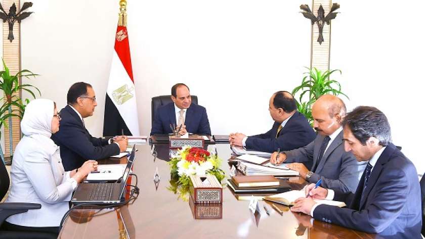 «السيسى» خلال اجتماعه أمس مع رئيس الوزراء ووزيرى الصحة والمالية