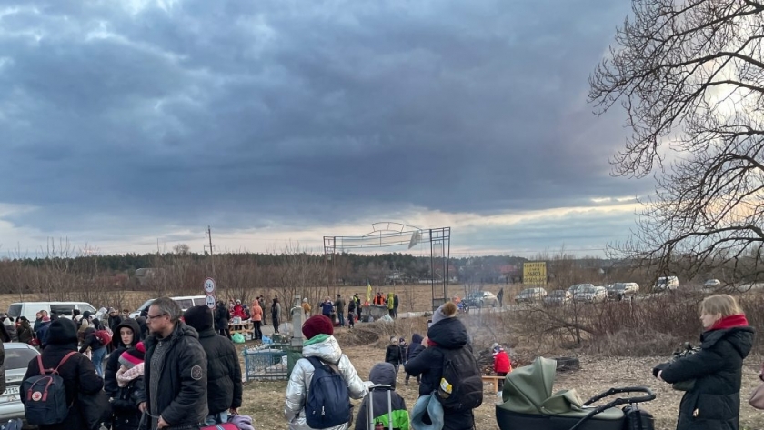 اللاجئين الأوكرانيين على الحدود طلباً للمساعدة .. أرشيفية