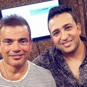 الفنان عمرو دياب مع الشاعر الغنائي تامر حسين