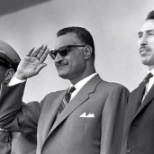 الرئيس جمال عبدالناصر يتوسط الرئيس الجزائرى بومدين والمشير عبدالحكيم عامر