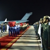 بالصور| وصول جثامين الشهداء الإماراتيين إلى مطار البطين بأبوظبي