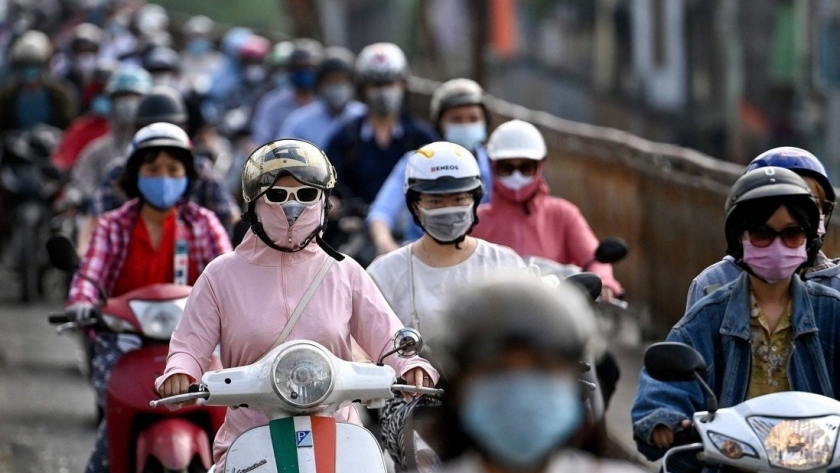 مواطنو فيتنام يلتزمون بالغجراءات الاحترازية في شوارع العاصمة