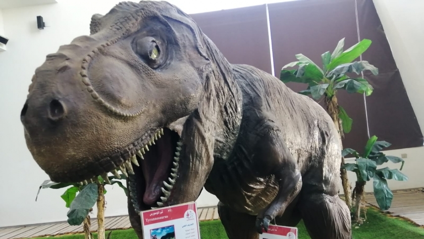 مجسم ديناصور بالحديقة