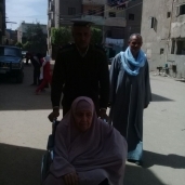 الشرطة تصطحب مسنة من منزلها للإدلاء بصوتها في الانتخابات بالفيوم