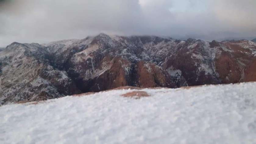 أرشيفية الثلوج فوق قمة جبل موسي ليلة أمس