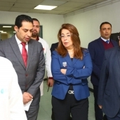 غادة والي خلال زياراتها للمصابين في معهد ناصر اليوم