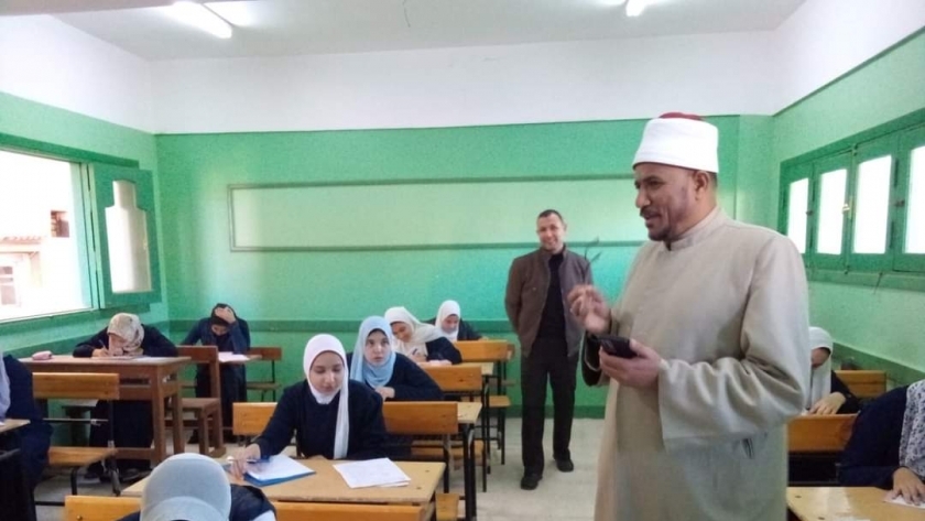 رئيس أزهرية كفر الشيخ يتابع سير الامتحانات
