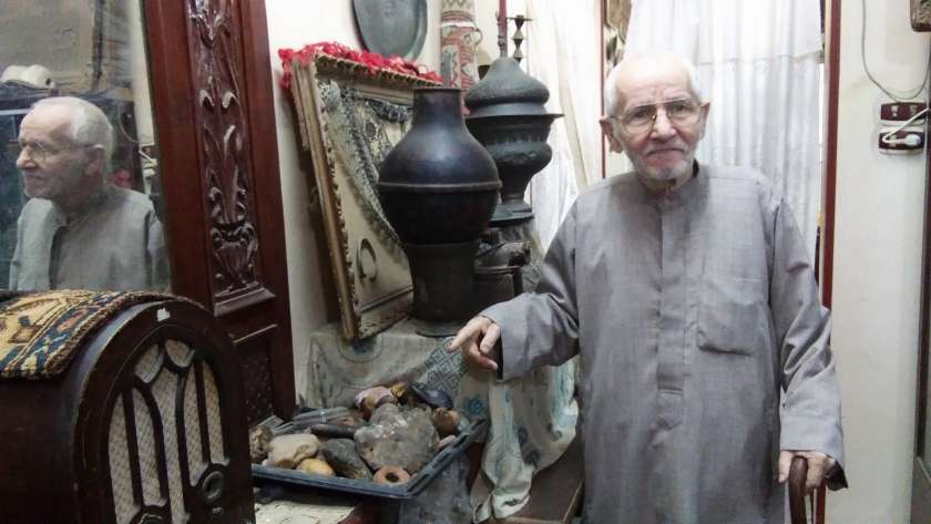 «اشتراهم من قوت يومه».. قصة «شرقاوي» جمع 500 قطعة من التحف والأنتيكات