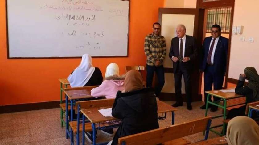 محافظ جنوب سيناء خلال زيارته لمتابعة الشهادة الإعدادية