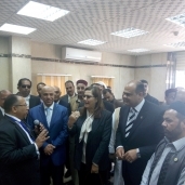 وزيرة التخطيط ومحافظ مطروح خلال افتتاح مركز خدمة المواطنين بعد التطوير