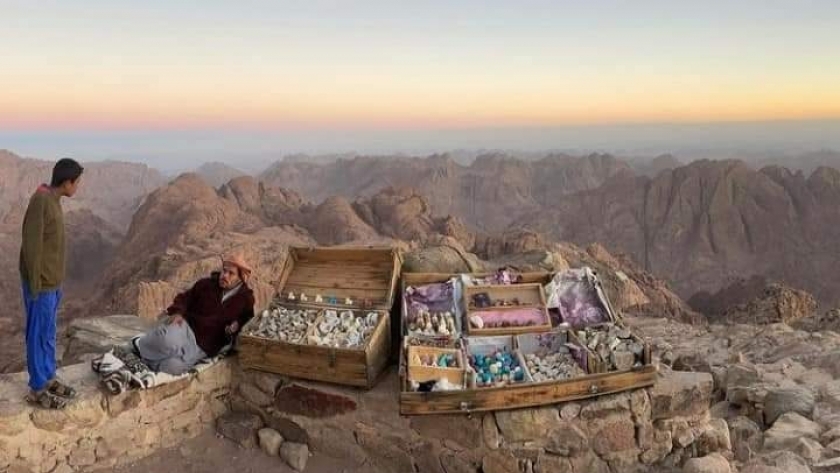 أنشطة البدو فوق قمة جبل موسي