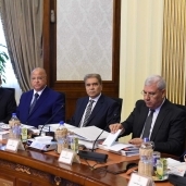 المحافظين خلال الاجتماع مع رئيس الوزراء