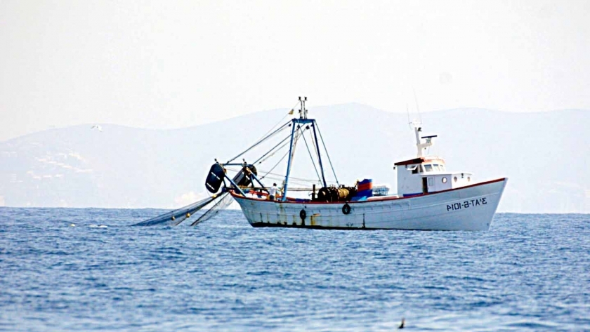 قارب صيد بالبحر الأحمر
