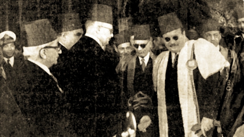 الملك فاروق وبجواره الأديب طه حسين وكان يشغل منصب وزير المعارف