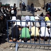 جنود الاحتلال الإسرائيلى يحاصرون مصلين أمام المسجد الأقصى